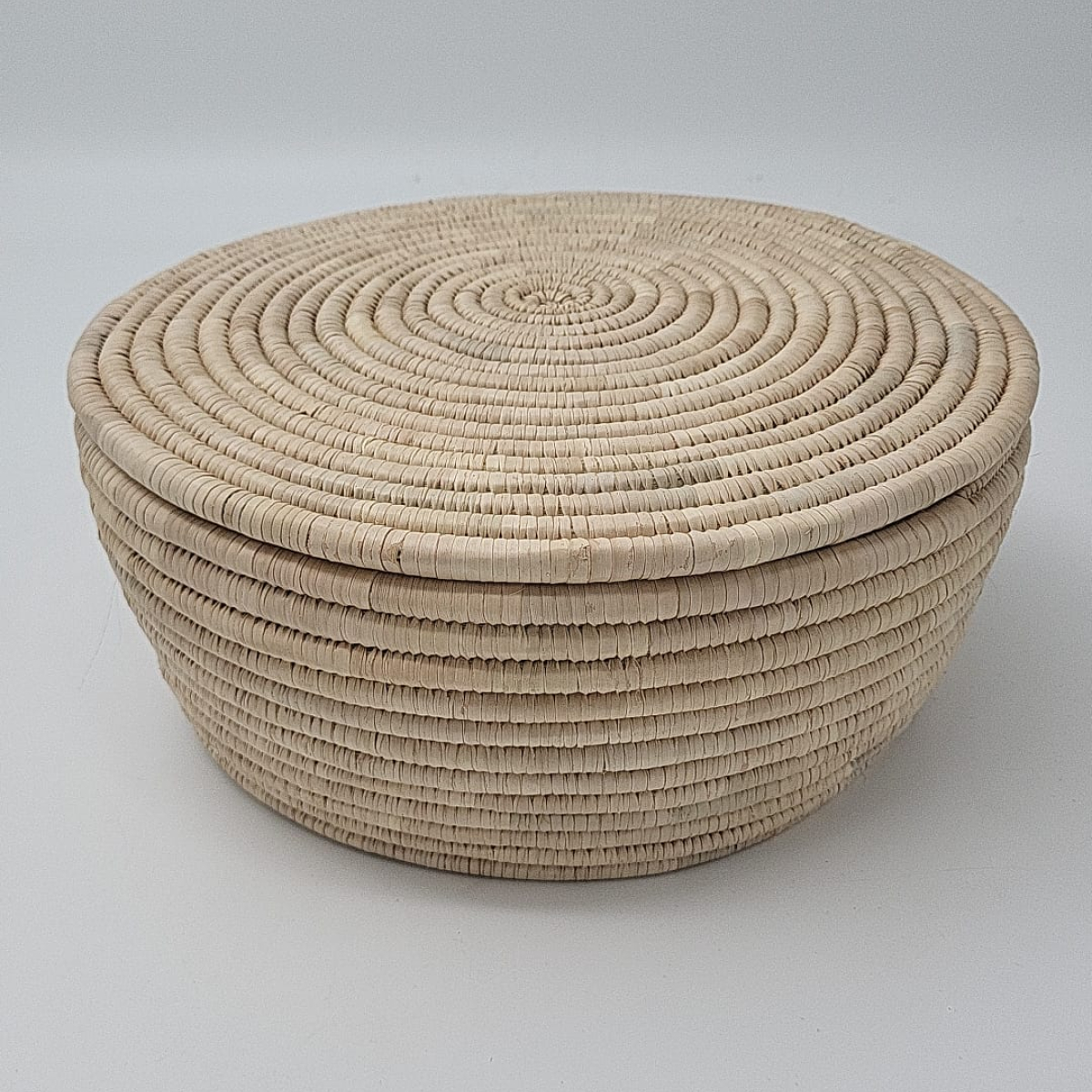 Round box with lid